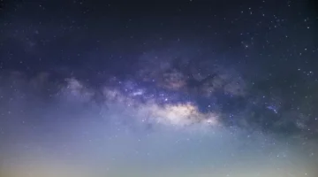 ومضات زرقاء غامضة في الفضاء.. جدل يعصف بالعلماء 2025